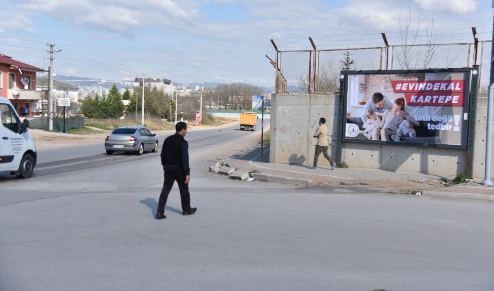 Vatandaşlara billbordla uyarı, “Evinde Kal Kartepe” 