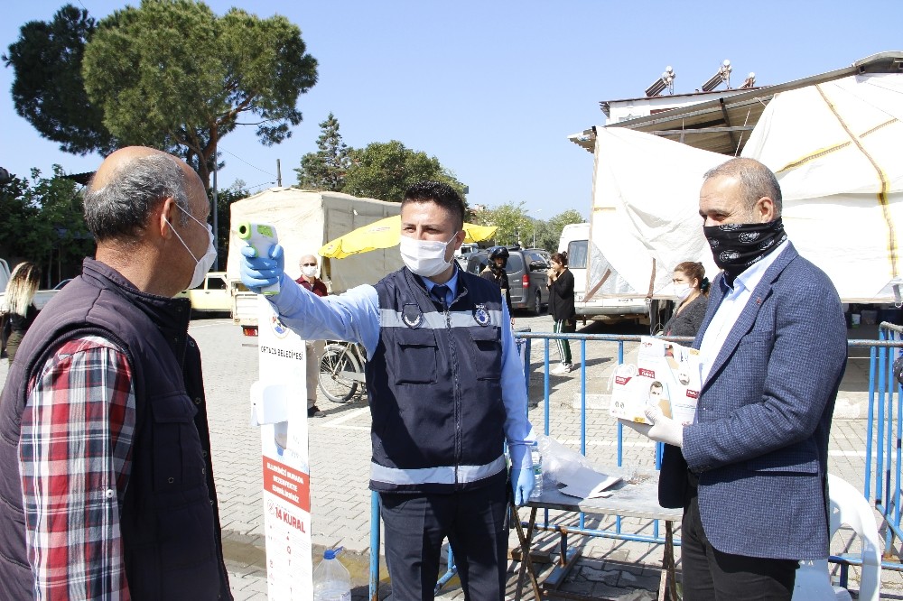 Vatandaşlara maske dağıtan Başkan Uzundemir, sosyal mesafe uyarısında bulundu 