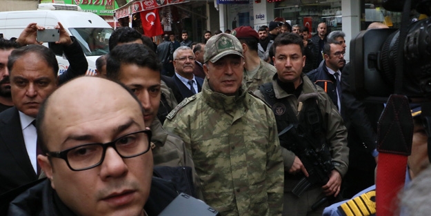 Hulusi Akar böyle karşılandı