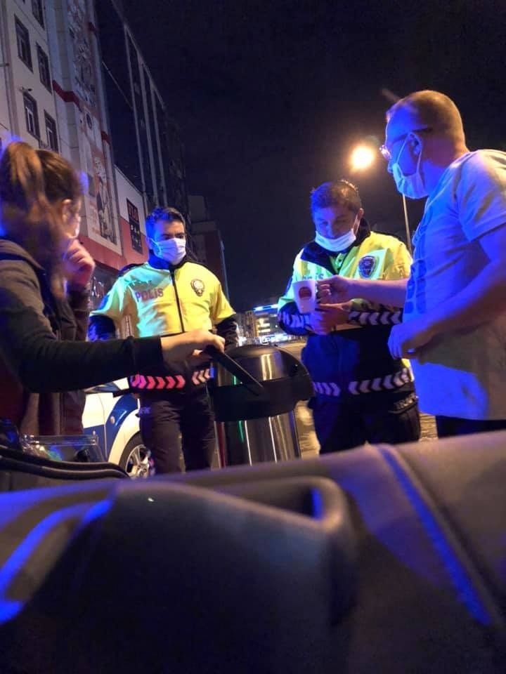Vatandaşlardan polise çay ve kahve ikramı 