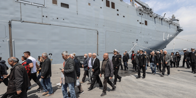 Vatandaşlardan TCG Anadolu'ya yoğun ilgi! Gemiye giren oraya koşuyor