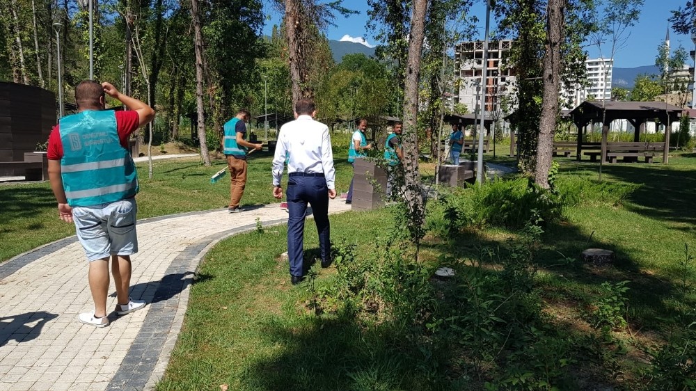 Vatandaşların gözdesi Şehir Parkı hükümlüler tarafından temizlendi 