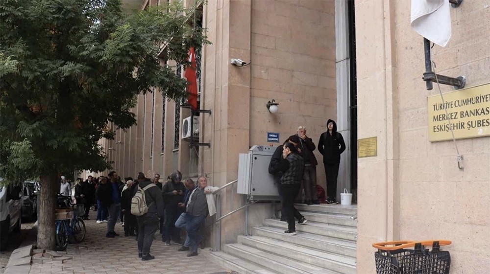 Vatandaşların metrelerce madeni para kuyruğu