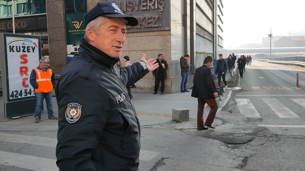 Vatandaşların yaya geçidi ile sınavı 