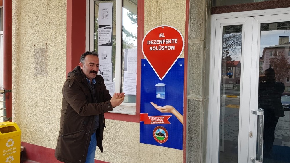 Vatandaşların yoğun kullandıkları noktalara el dezenfekte solüsyonları yerleştirildi 