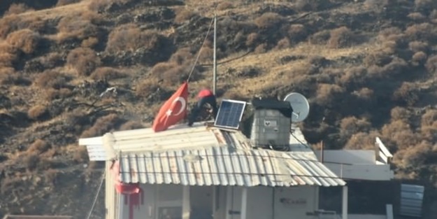 Vatandaştan duygulandıran hareket! Eşyalarını bıraktı bayrağı kurtardı