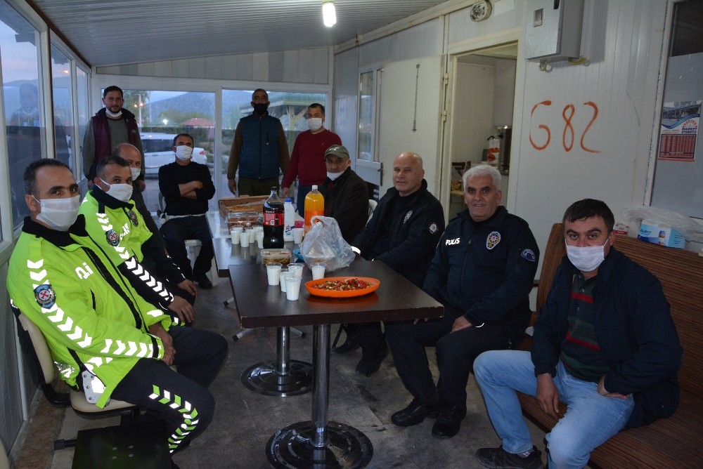 Vatandaştan görevli polis memurlarına itfar ikramı 