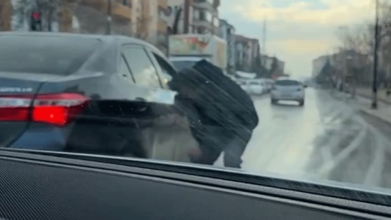 Vatandaştan şaşırtıcı hareket! Aracın göçüğünü eliyle düzeltti!