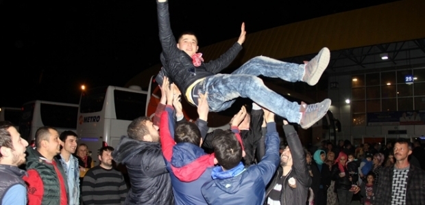 Vatani görevini yapmaya coşkuyla gönderildiler!