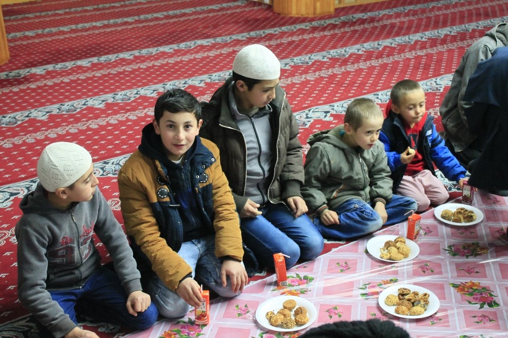 “Vatanına bağlı gençler yetiştirmeyi hedefliyoruz” 