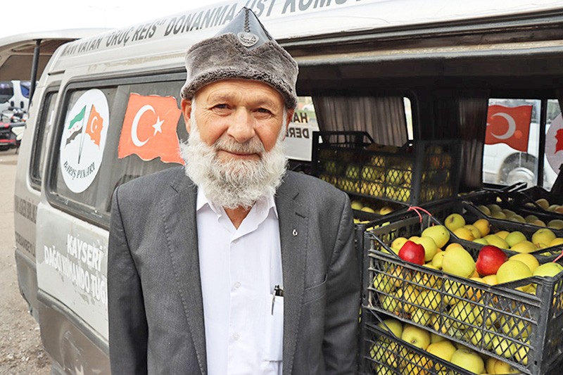 Vatansever dedenin yazdığı sloganlar duygulandırdı: 'Elmacı Dede' afetzede çocukları sevince boğdu