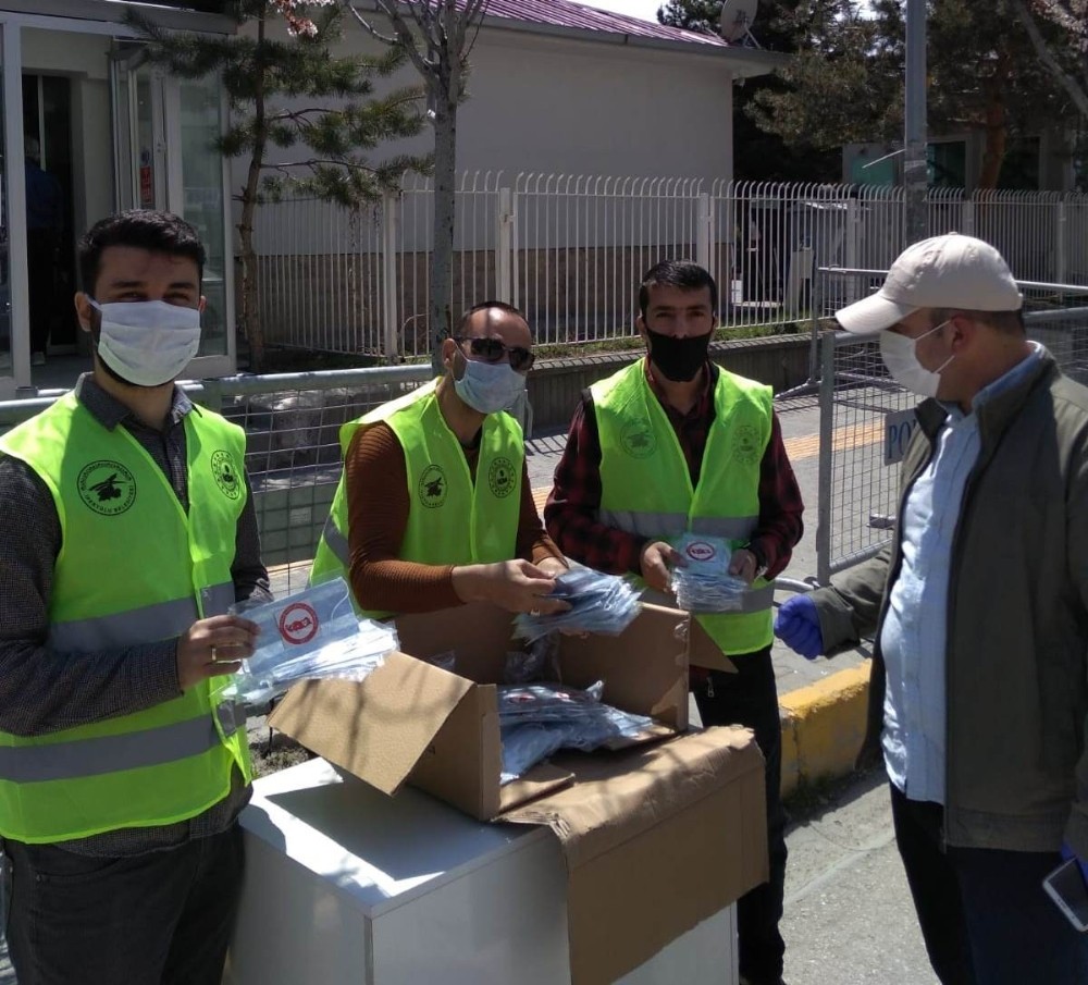 Vatansever Gençler Derneğinden ücretsiz maske dağıtımı yaptı. 