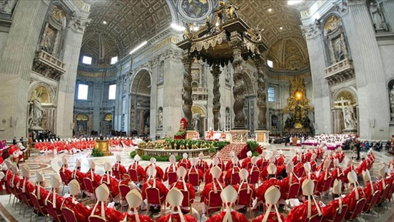 Vatikan’da beyaz duman yükseldi! Yeni Papa belli oldu