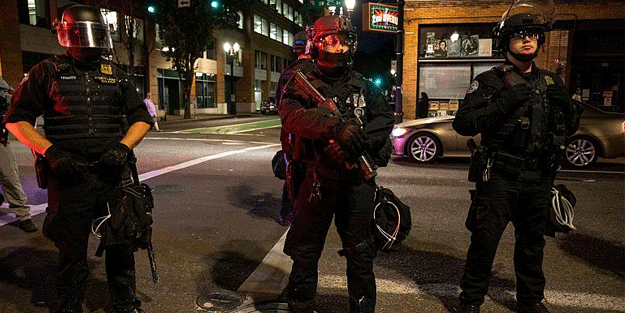 Ve ilk kan aktı! Trump yanlılarıyla eylemciler birbirine girdi