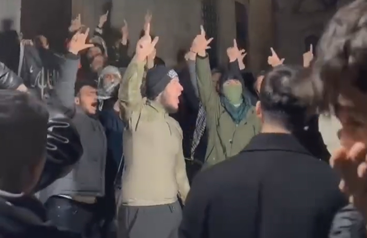 Ve Milli gençler sahaya indi! Alkolik CHP’lilerin provokayon yaptığı Şehzadebaşı Camii’nde "Allah-u Ekber" sesleri