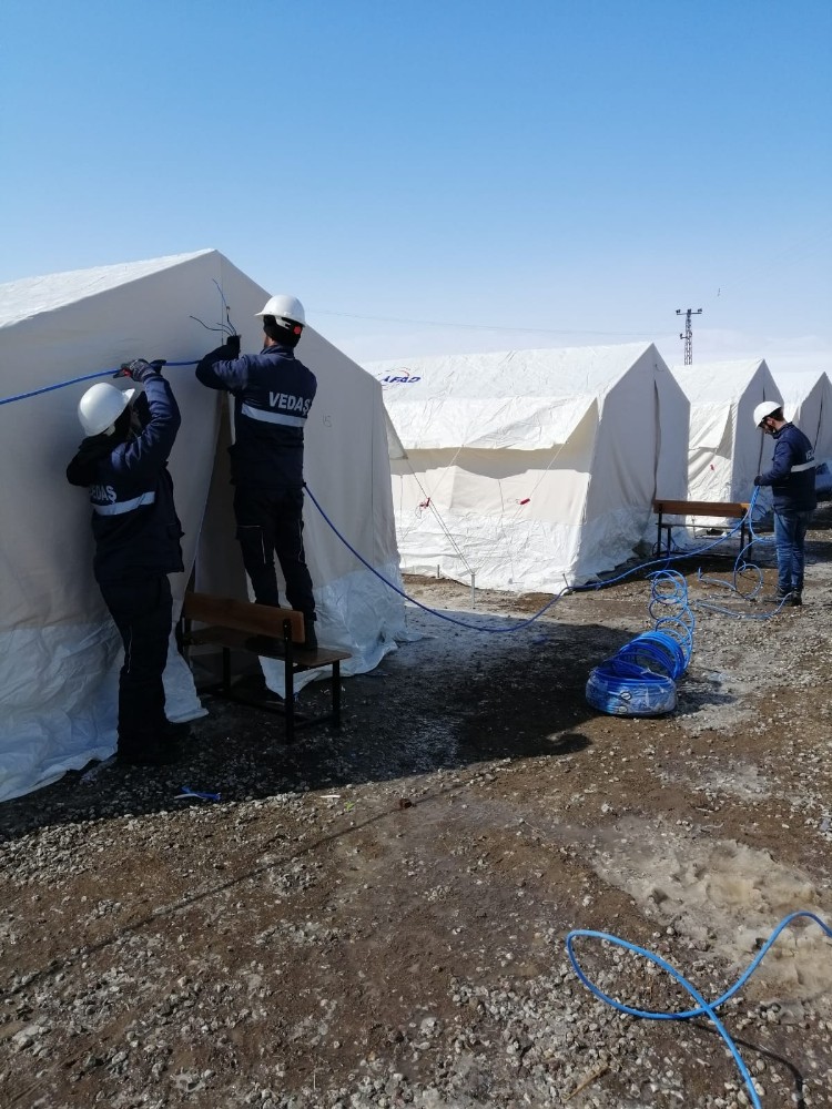 VEDAŞ çadırkentlere enerji verdi 