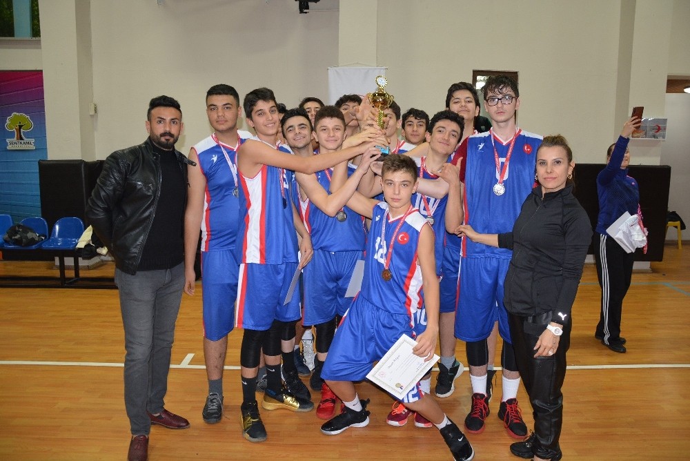 Vedat Topçuoğlu Anadolu Lisesi Basketbolda il ikincisi 