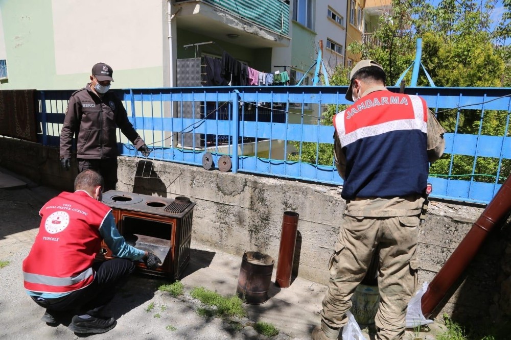 Vefa ekibi, Emine ninenin sobasını kaldırıp temizledi 