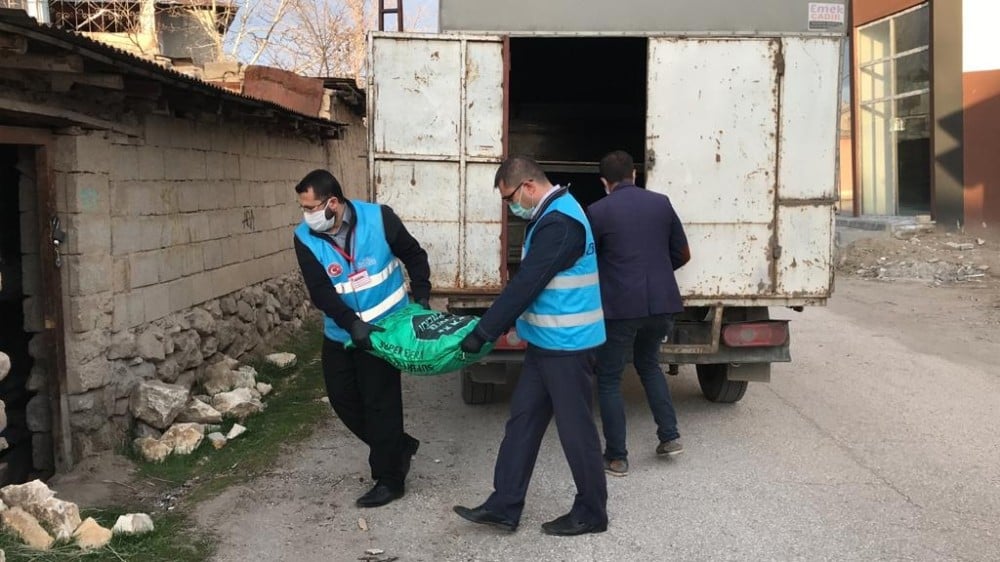 ‘Vefa’ ekibinden 65 yaşındaki kadına kömür desteği 