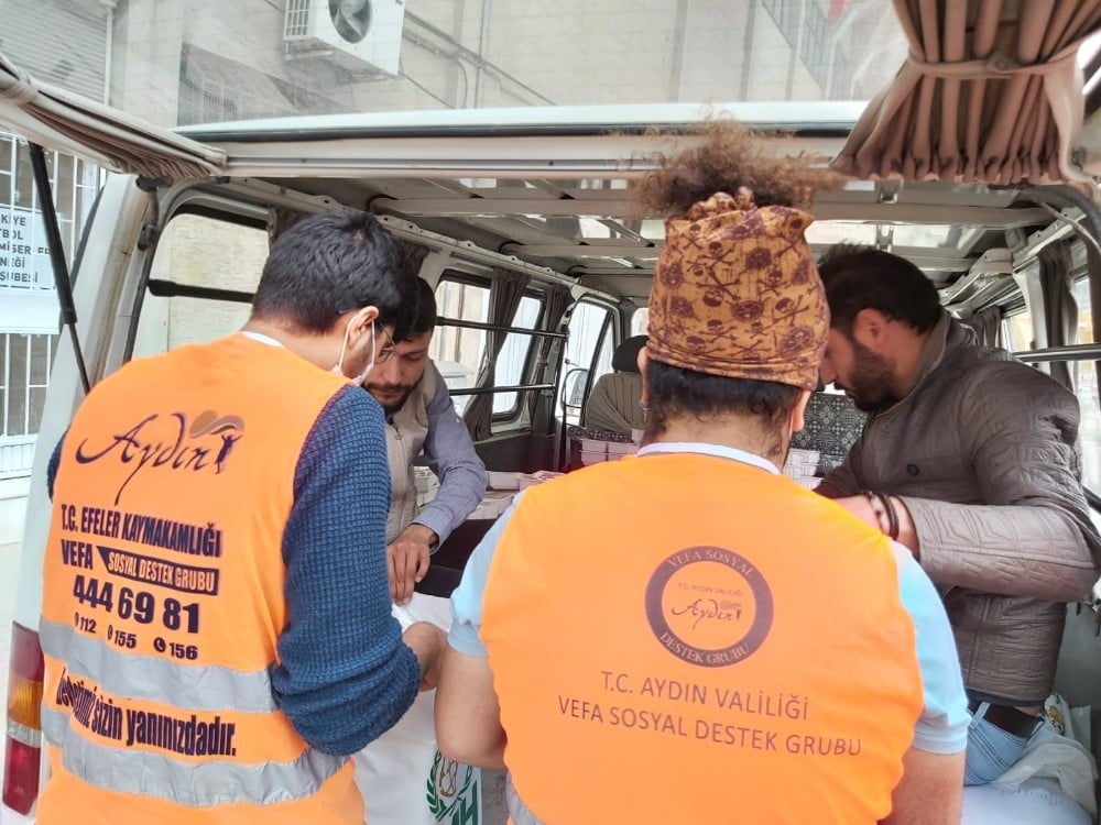 Vefa Grubu iftarda 1200 kişiye sıcak yemek ulaştırdı 