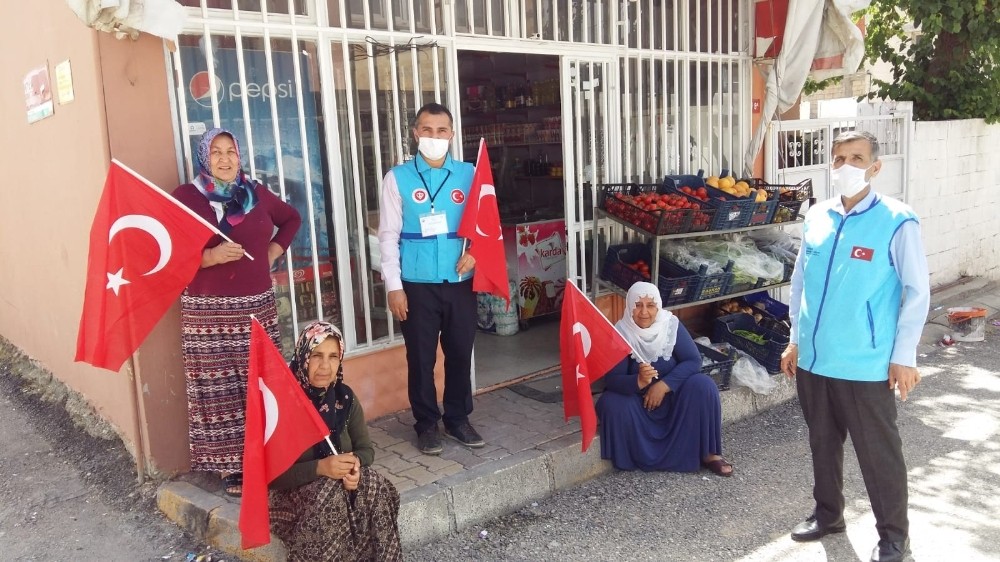 Vefa Sosyal Destek Grubu Adıyaman’da Türk Bayrağı dağıttı 