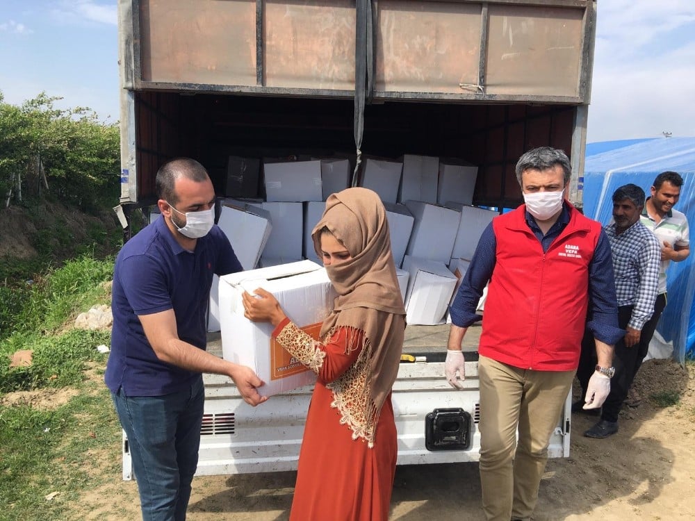Vefa Sosyal Destek Grubu, çadır bölgesinde gıda kolisi dağıttı 