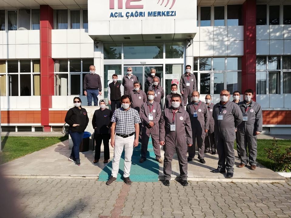 Vefa Sosyal Destek Grubu çalışanları tulumla görev yapıyor 