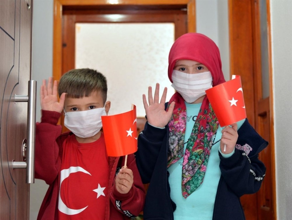 Vefa Sosyal Destek Grubu çalışanlarının çocuklarına validen hediye 