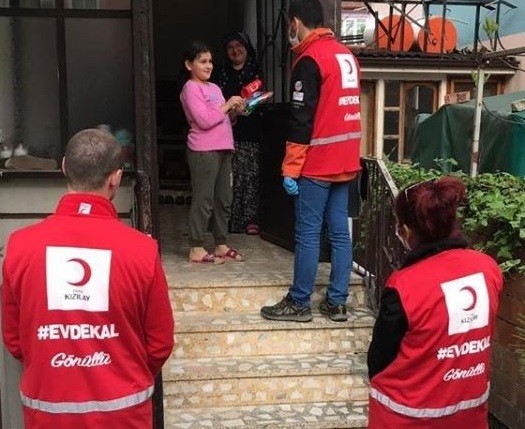 Vefa Sosyal Destek Grubu çocuklara Türk Bayrağı dağıttı 