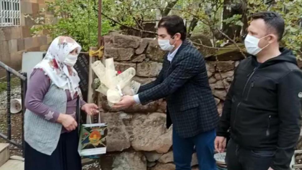 Vefa Sosyal Destek Grubu engelli annesinin gününü kutladı 