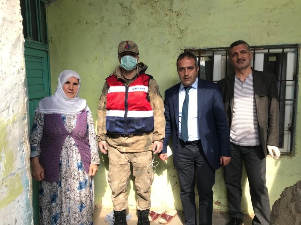 Vefa Sosyal Destek Grubu, evden çıkamayan yaşlıların yardımına koşuyor 