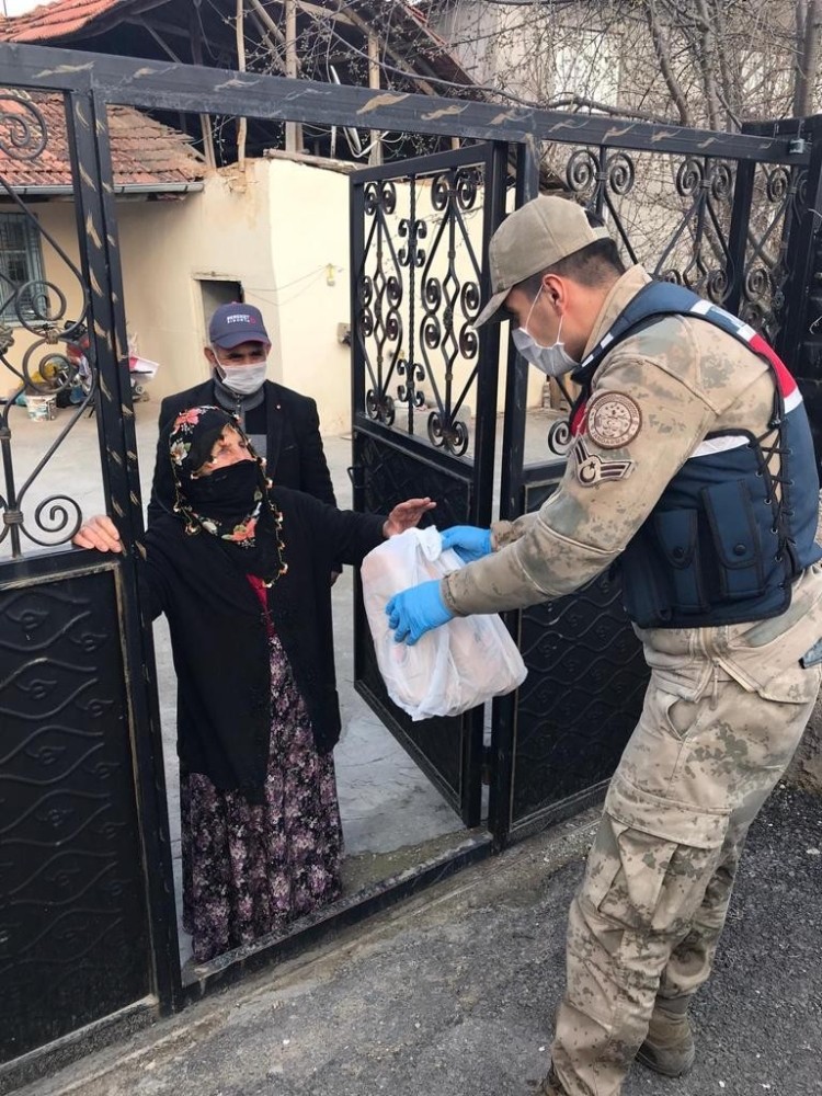 Vefa Sosyal Destek Grubu, yaşlıların ihtiyacına koşuyor 
