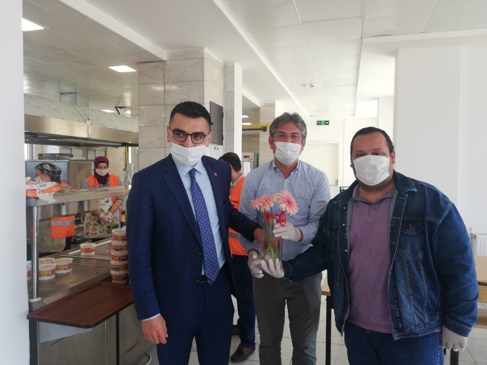 Vefa Sosyal Destek Grubu yemekhanesindeki kadınlar unutulmadı 