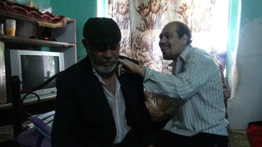 Vefakar baba, 36 yıldır tek başına engelli oğluna bakıyor 