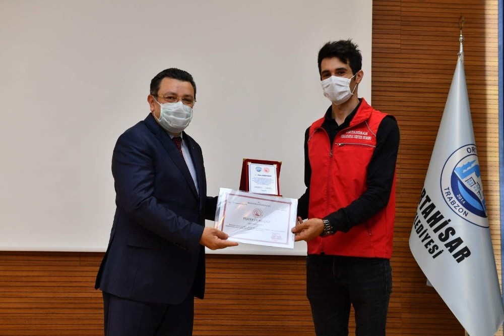 Vefakâr personele plaket takdimi 