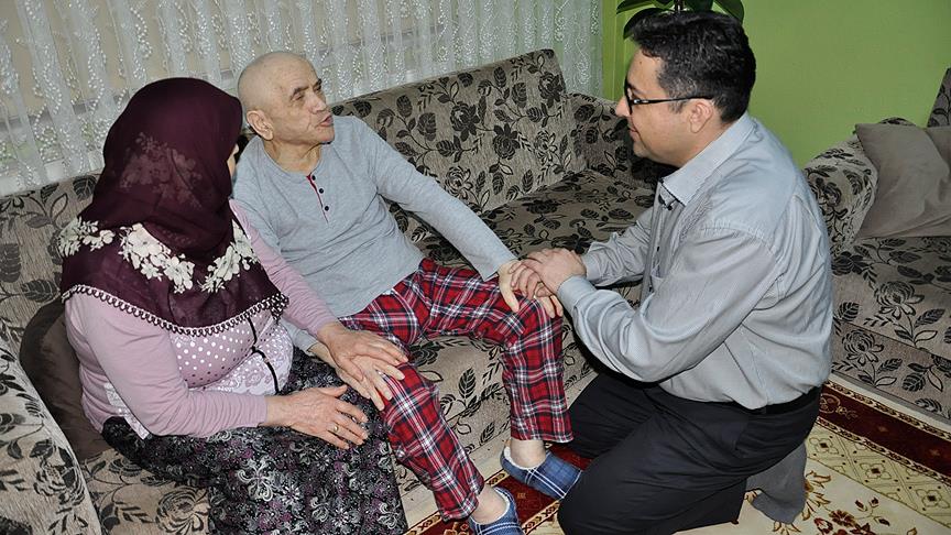 Vefalı başhekim 16 yıldır mesai bitiminde kayınpederine bakıyor