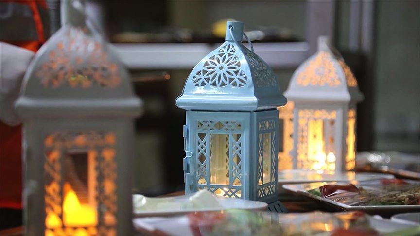 'Vefalı eller' kapı kapı dolaşarak yaşlılara kandilli tepside sahur yemeği ikram etti