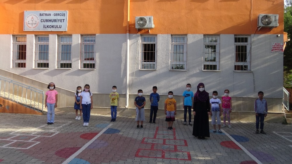Vefalı öğretmen öğrencilerini unutmadı 