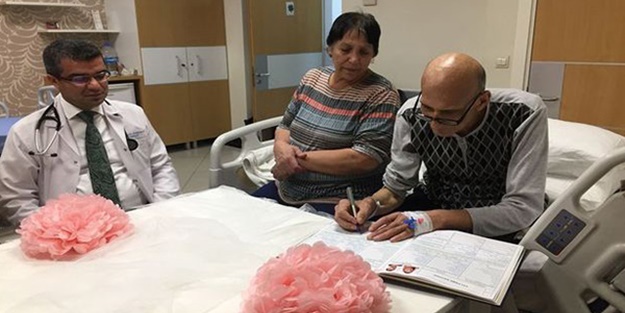 Vefanın böylesi... Boşandığı eşiyle tekrar evlendi