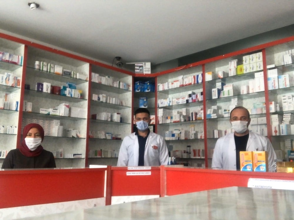 Vefat eden meslektaşları için saygı duruşunda bulundular 