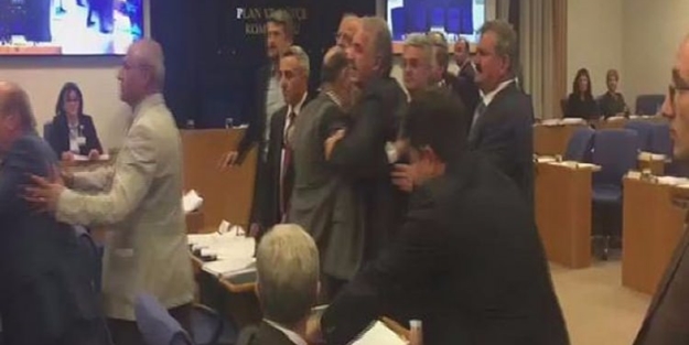 Komisyonda iki vekil birbirine girdi!