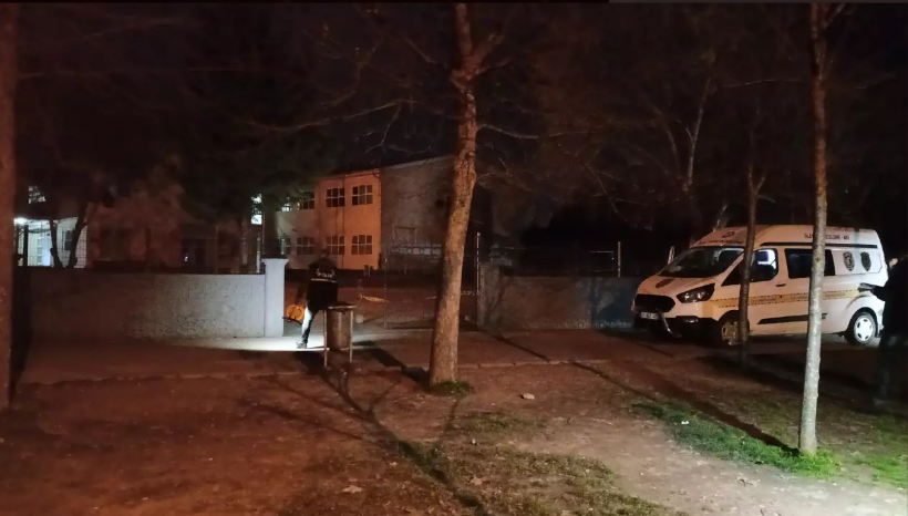 Veli okul bahçesinde 2 saldırgan tarafından bıçaklandı