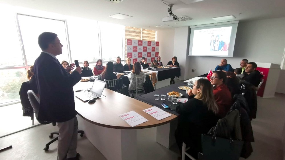 Veli ve öğretmenlere sağlık semineri 