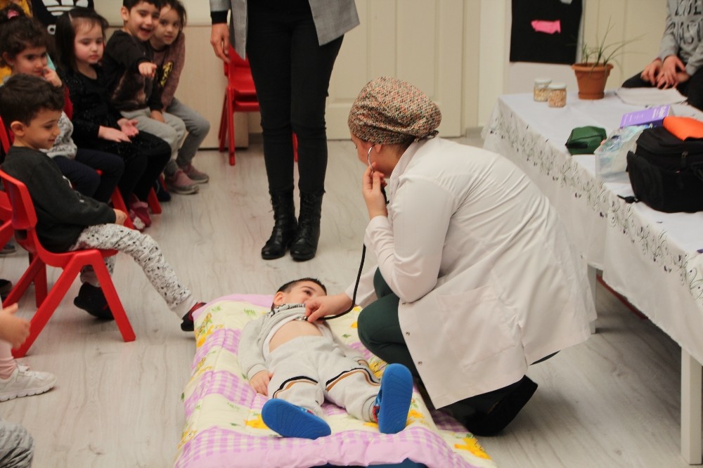 Veliler anaokulu öğrencilerine mesleklerini anlattı 