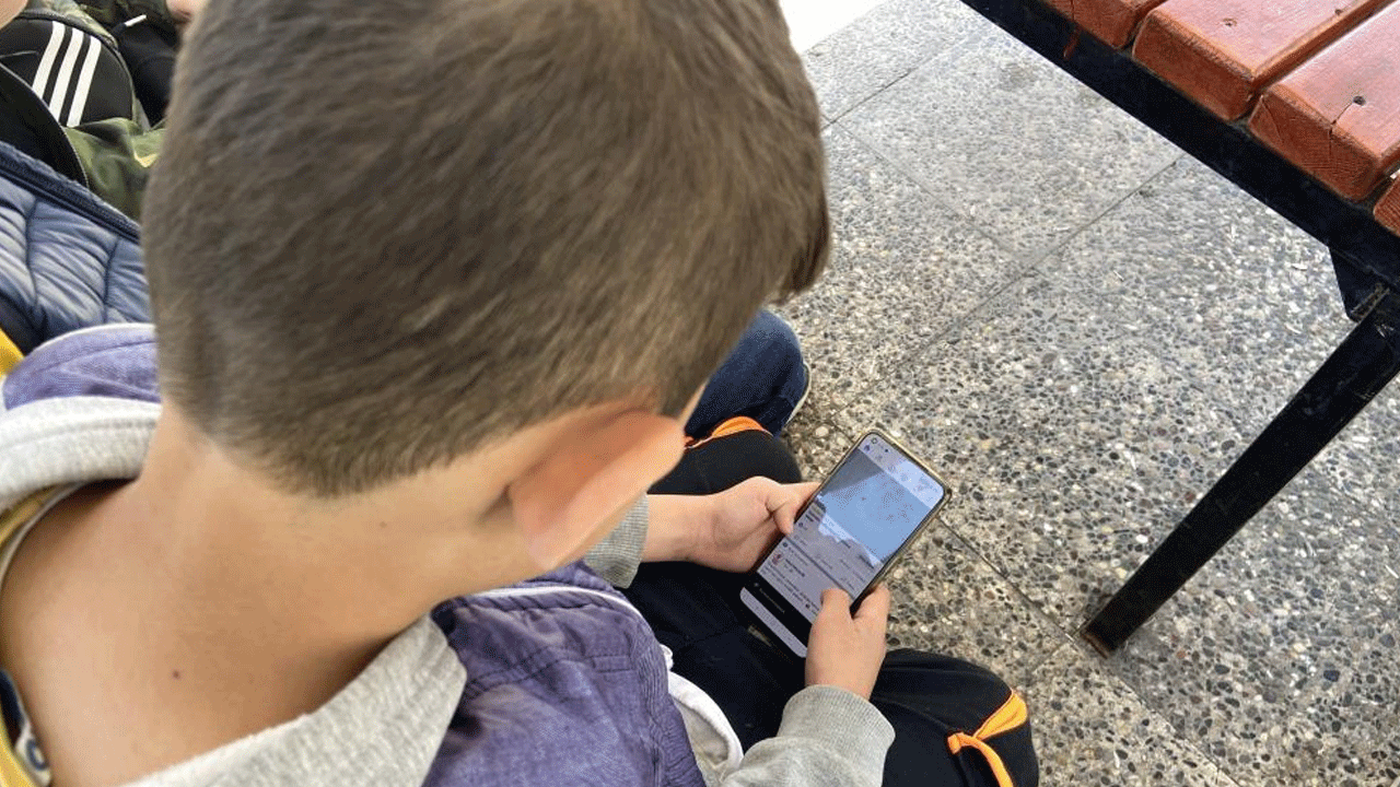 Veliler dikkat! İşte cep telefonunun öğrenciler için tehlikesi