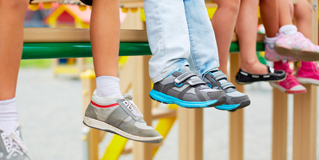 Veliler dikkat: Ortopedik ve deri ayakkabı tercih edin