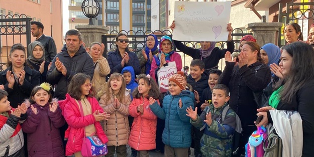 Veliler öğretmen için eylem yaptı