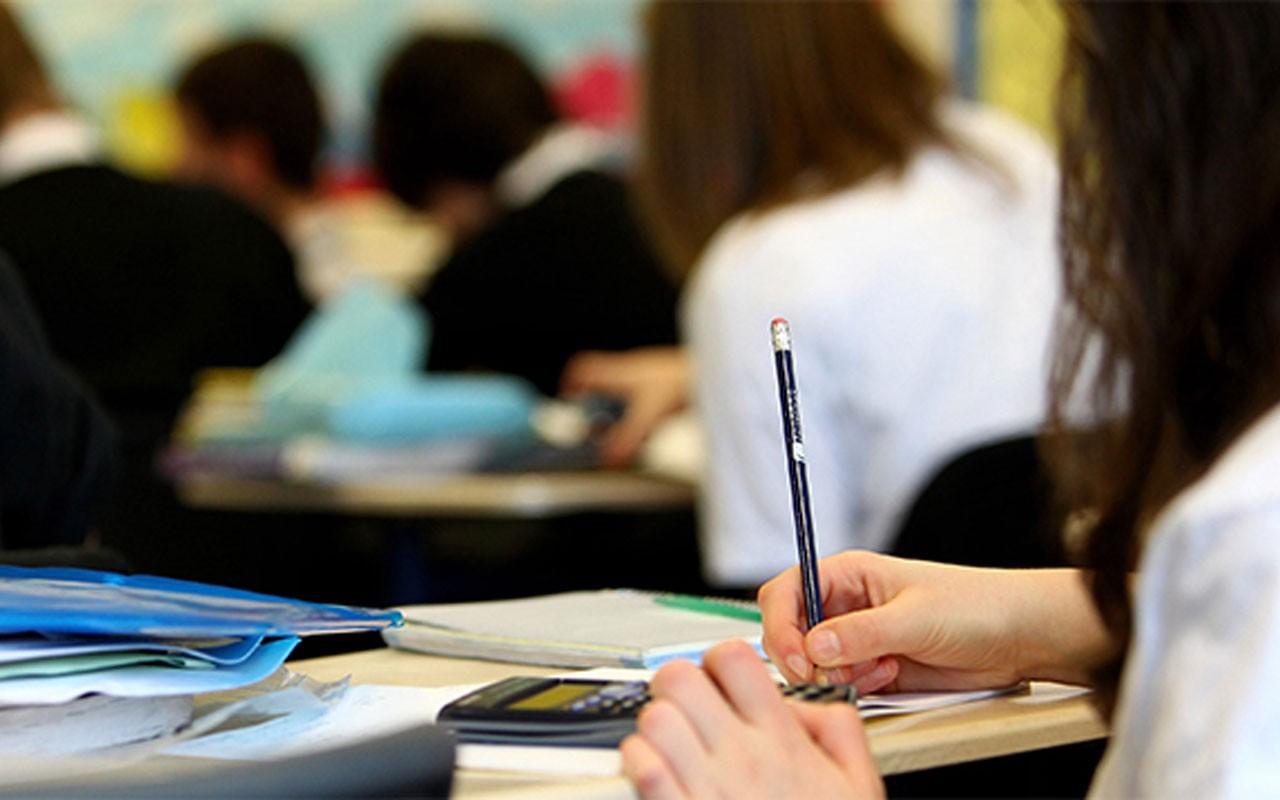 Veliler okulları ateşe verdi! Sebebi bakın neymiş