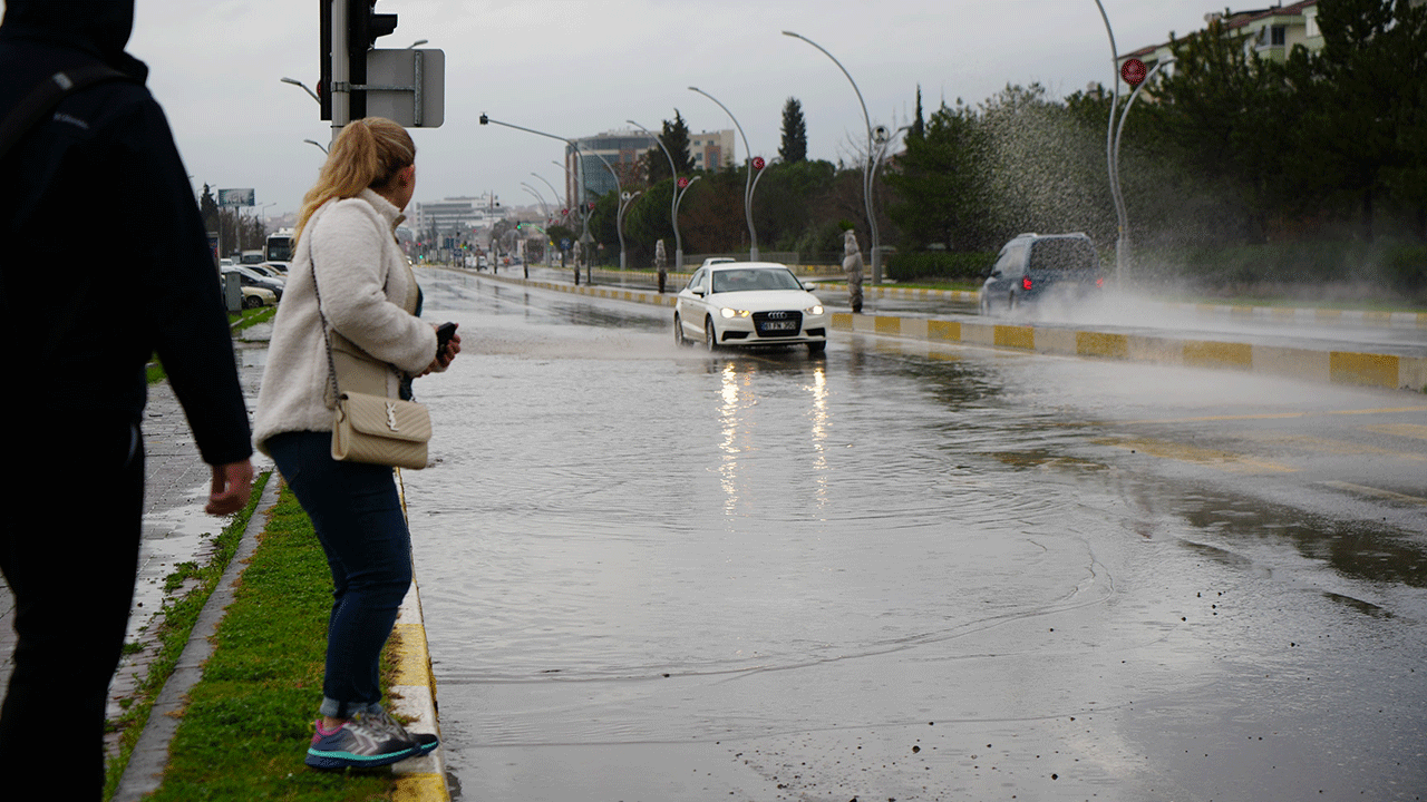 Venedik değil Edirne! Şiddetli sağanak sonrası cadde ve sokaklar göle döndü!