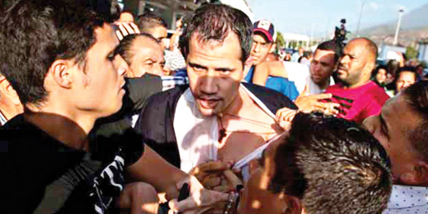 Venezuela halkı Guaido’yu tartakladı